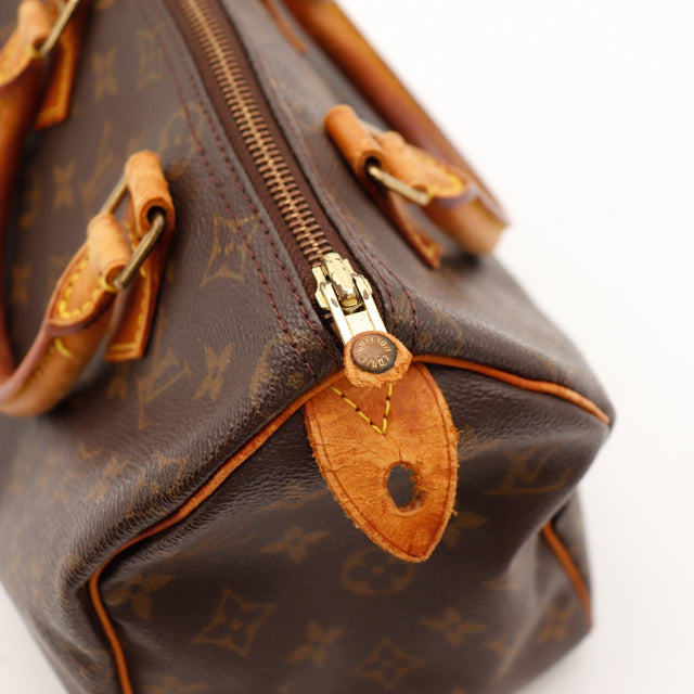 Détail languette cadenas Louis Vuitton Speedy 25 craquelures cuir — AMANA Vintage