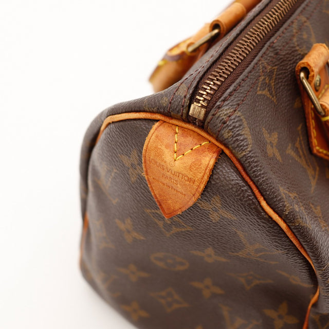 Détail coin et tabs Louis Vuitton Speedy 25 patine caramel — AMANA Vintage