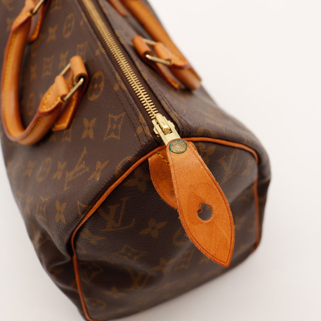 Détail tirette languette cadenas vert-de-gris Louis Vuitton Speedy 30 — AMANA Vintage