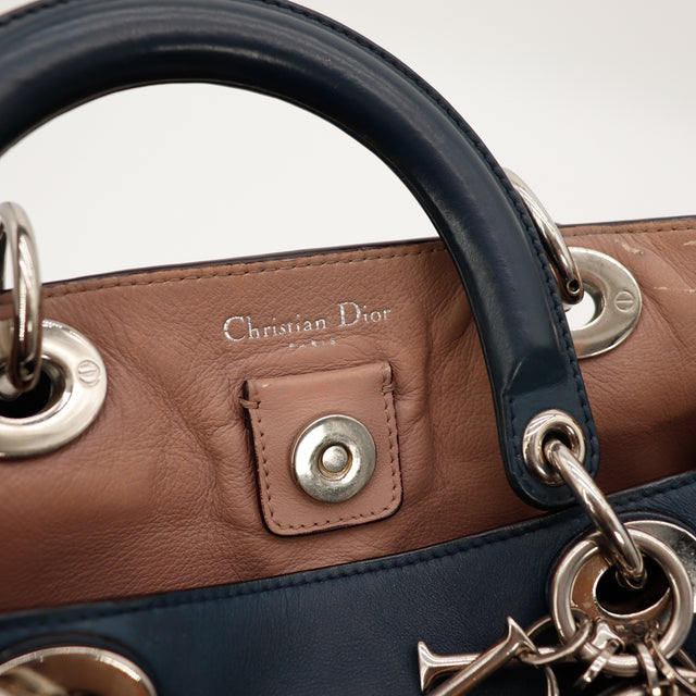 Détail fond cuir grainé pieds argentés Christian Dior Diorissimo — AMANA Vintage