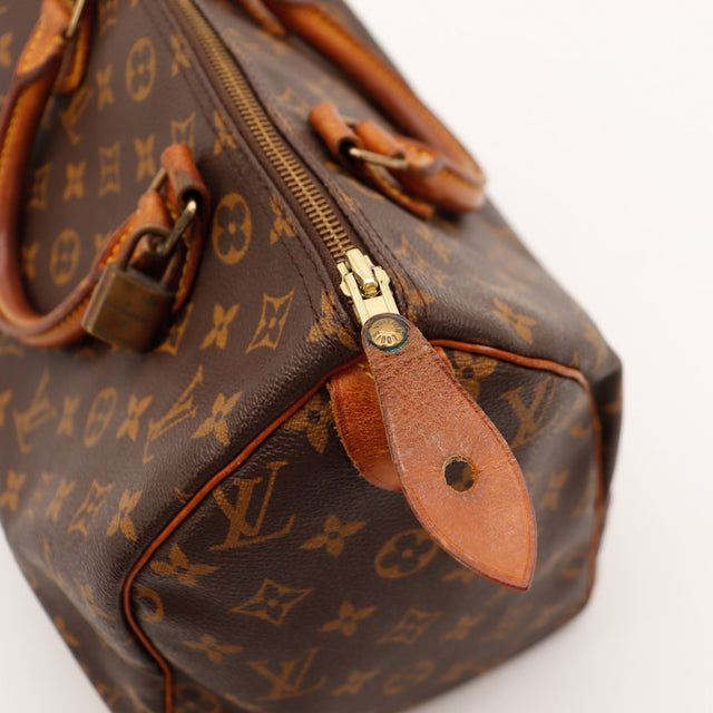Détail tirette zip Louis Vuitton Speedy 30 languette cuir déformée — AMANA Vintage
