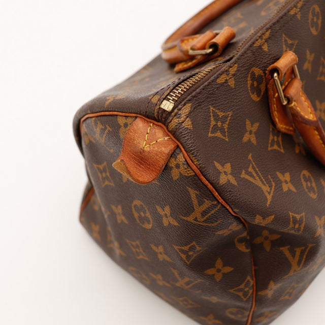 Détail anses Louis Vuitton Speedy 30 cuir vachette assombri rigide — AMANA Vintage