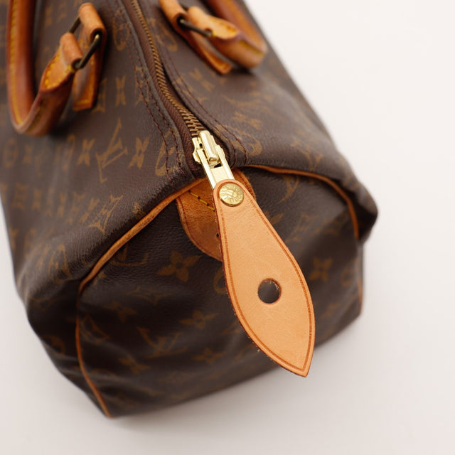 Détail languette cadenas Louis Vuitton Speedy 35 usure cuir vachette — AMANA Vintage