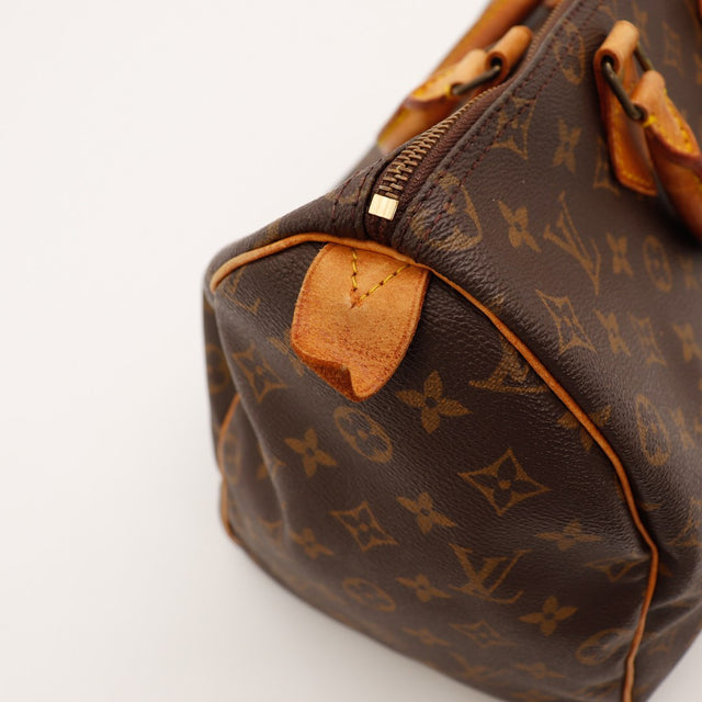Détail coin zip Louis Vuitton Speedy 35 cuir vachette patine — AMANA Vintage