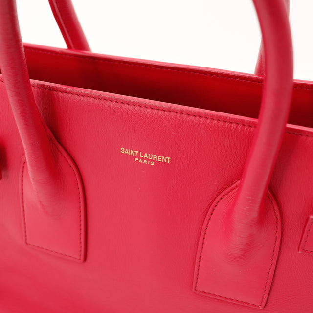 Detail logo SAINT LAURENT PARIS dore cuir rouge occasion authentique — AMANA Vintage