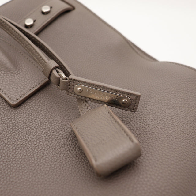 Detail cadenas argente Saint Laurent Sac de Jour taupe occasion — AMANA Vintage
