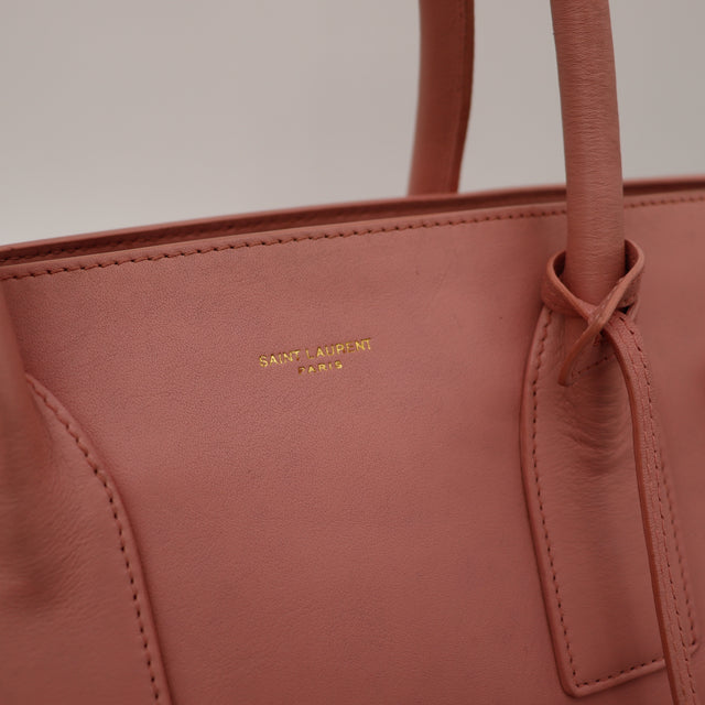 Detail logo SAINT LAURENT PARIS dore cuir rose poudre occasion authentique — AMANA Vintage