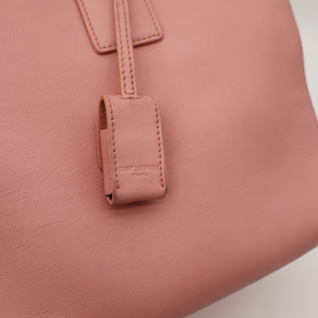 Detail cadenas dore Saint Laurent Sac de Jour rose poudre occasion — AMANA Vintage