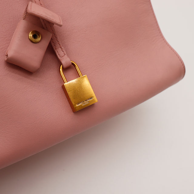 Detail fermeture eclair doree interieur Saint Laurent Sac de Jour rose poudre — AMANA Vintage
