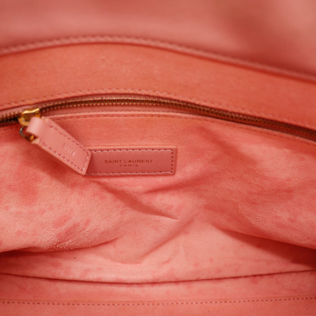Detail interieur label Saint Laurent Paris Sac de Jour rose poudre — AMANA Vintage