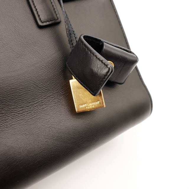Detail pieds metalliques dores Saint Laurent Sac de Jour Nano — AMANA Vintage