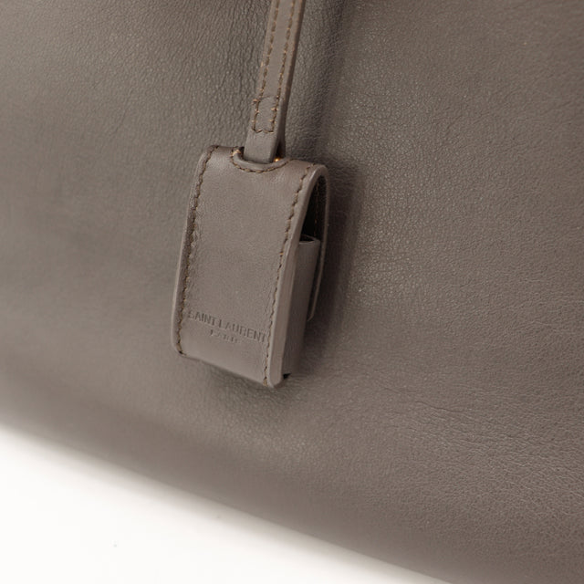 Détail clochette cadenas doré Saint Laurent Sac de Jour gris occasion — AMANA Vintage