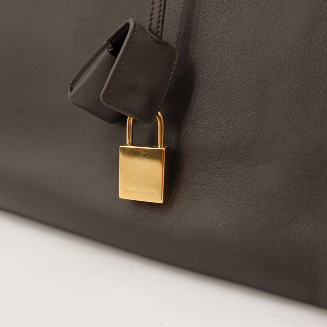 Détail languette soufflet cuir gris Sac de Jour Saint Laurent occasion — AMANA Vintage