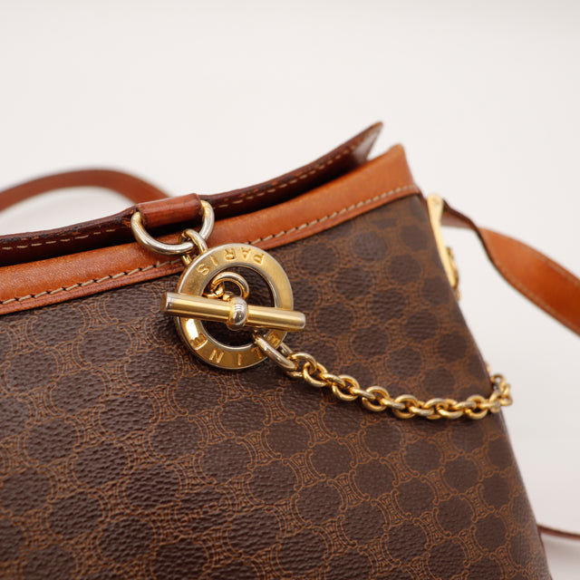 Détail fermoir toggle chaîne dorée Céline Paris Macadam vintage — AMANA Vintage
