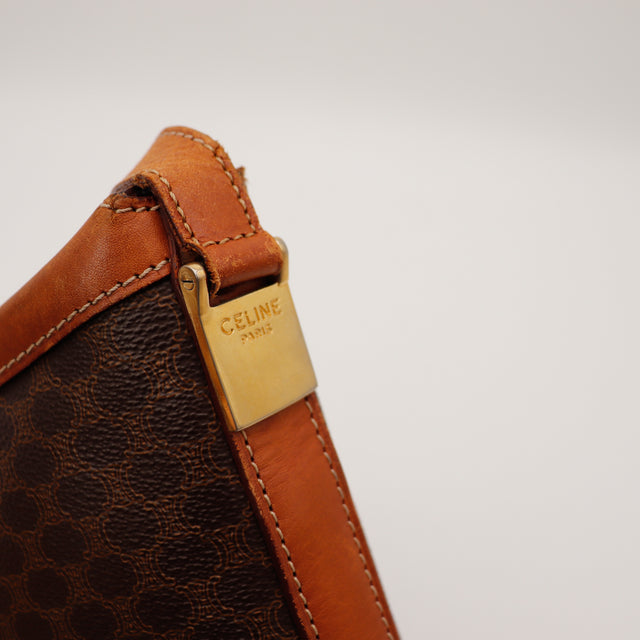 Détail fermeture zip et plaque Céline Paris cuir cognac occasion — AMANA Vintage