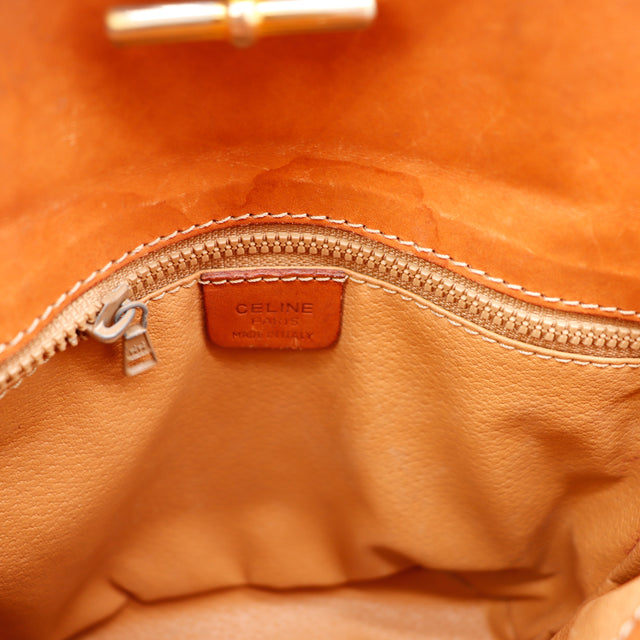 Détail fond cuir patine caramel Céline Seau Macadam vintage — AMANA Vintage