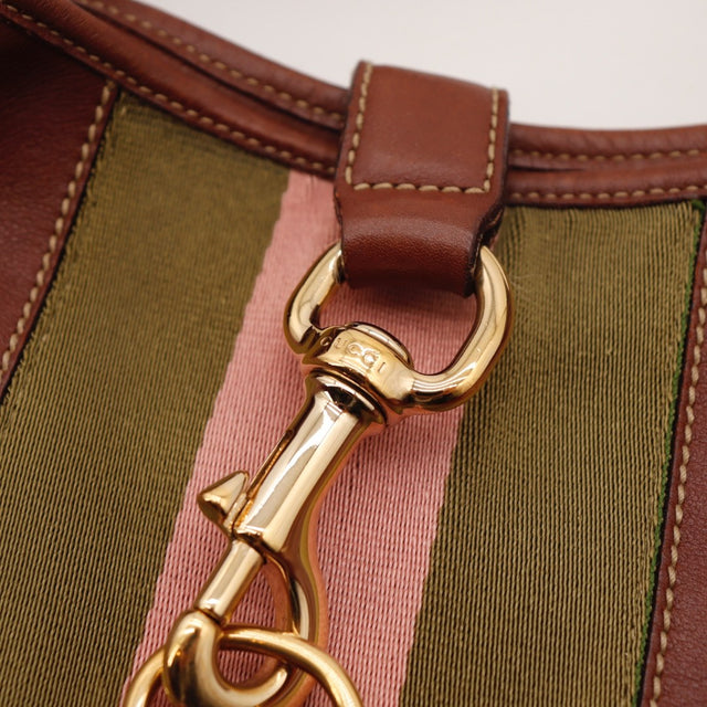 Détail du mousqueton Gucci Hobo Web cuir lisse marron cognac occasion authentique — AMANA Vintage