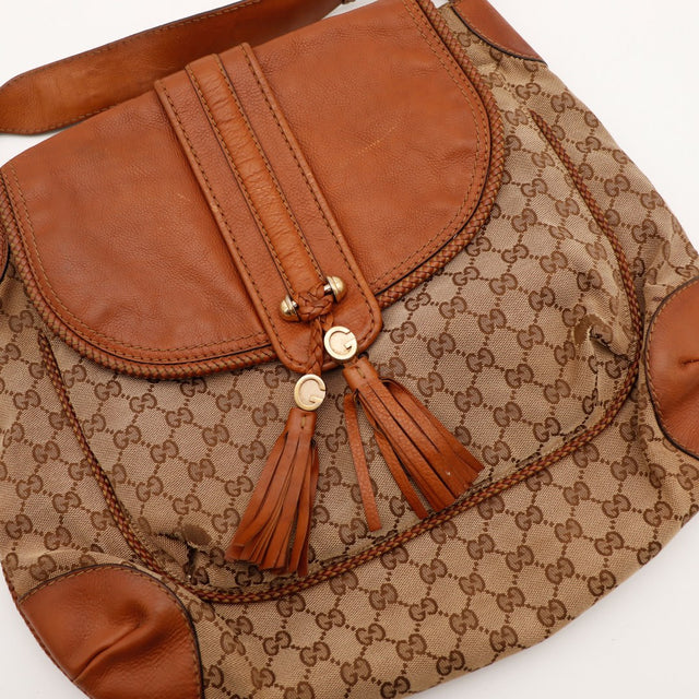 Détail rabat cuir et pampilles Gucci Hobo — AMANA Vintage