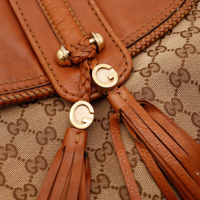 Détail breloques G dorées Gucci Hobo — AMANA Vintage