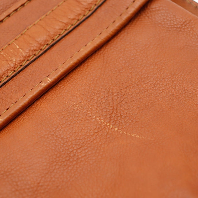 Détail marque sur le cuir du rabat Gucci Hobo — AMANA Vintage