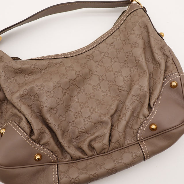 Détail coin Gucci Hobo cuir embossé taupe occasion authentique — AMANA Vintage