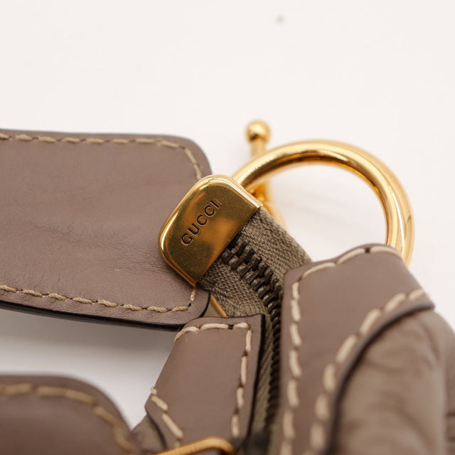 Détail anse et anneau doré Gucci Hobo occasion authentique — AMANA Vintage