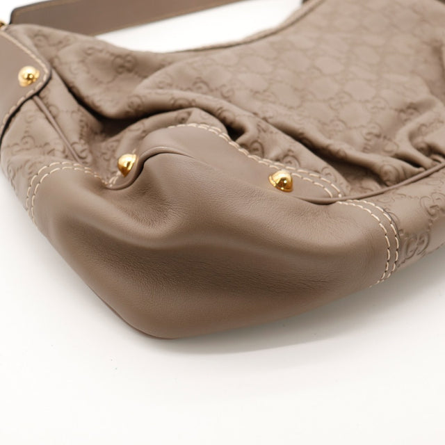 Détail finition cuir Gucci Hobo taupe occasion authentique — AMANA Vintage