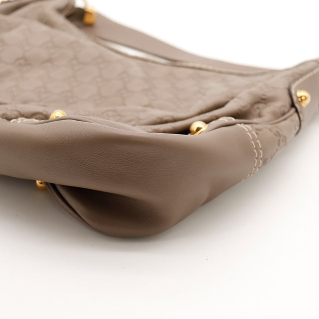 Détail clou doré Gucci Hobo taupe occasion authentique — AMANA Vintage