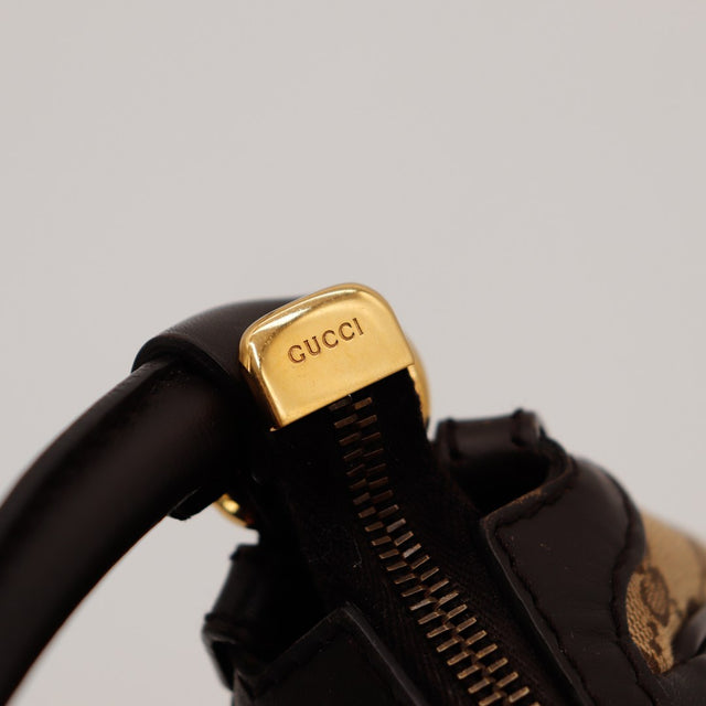 Détail tirette dorée signée Gucci Hobo occasion authentique — AMANA Vintage