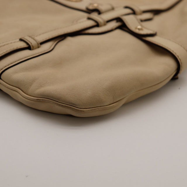 Détail coin inférieur Gucci Hobo Horsebit cuir beige occasion authentique — AMANA Vintage