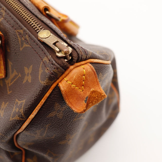 Vue de la languette latérale Louis Vuitton Speedy 25 Toile Monogramme occasion authentique — AMANA Vintage