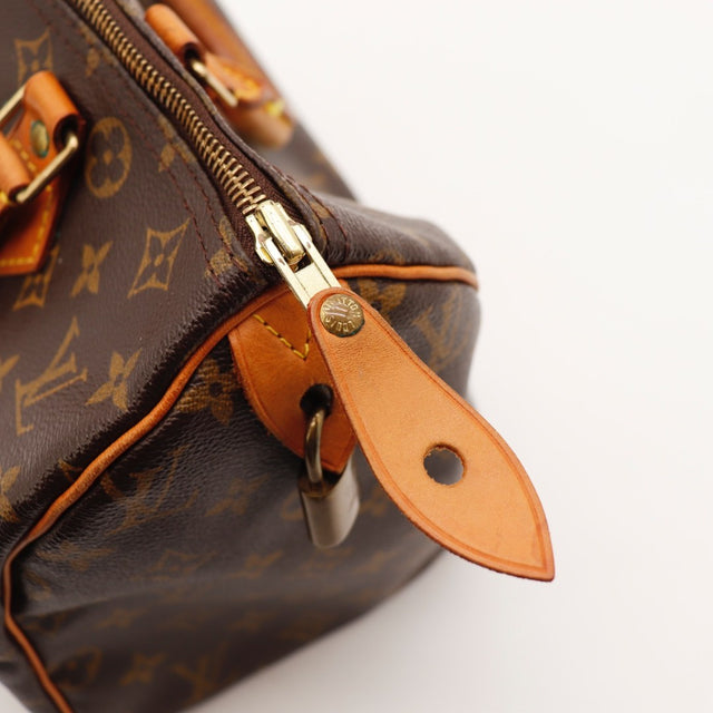 Détail d'un coin inférieur Louis Vuitton Speedy 30 Toile Monogramme occasion authentique — AMANA Vintage