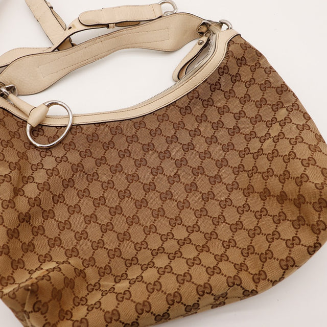 Détail anse cuir crème Gucci Hobo Horsebit occasion authentique — AMANA Vintage