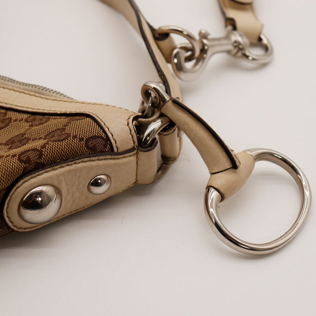 Détail attache mors et clous Gucci Hobo Horsebit occasion authentique — AMANA Vintage