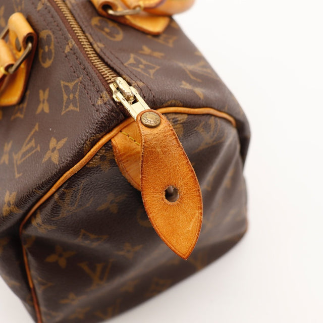 Détail du cuir vachette Louis Vuitton Speedy 30 Toile Monogramme occasion authentique — AMANA Vintage