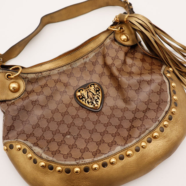 Détail écusson cœur doré Gucci Hobo Babouska occasion authentique — AMANA Vintage