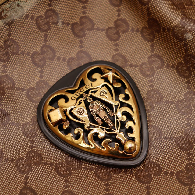 Gros plan écusson cœur signature Gucci Hobo Babouska occasion authentique — AMANA Vintage