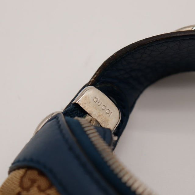 Detail anse cuir bleu marine et plaque Gucci Hobo occasion authentique — AMANA Vintage