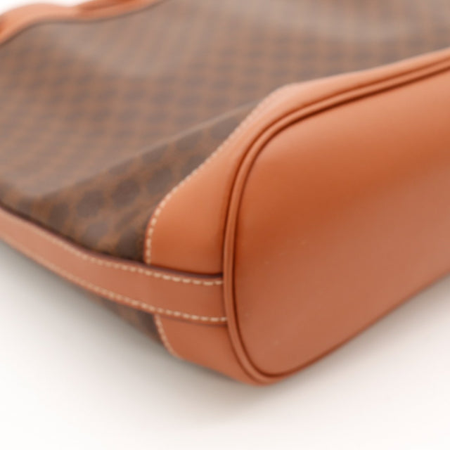 Detail base cuir camel Céline sac seau Macadam occasion authentique — AMANA Vintage