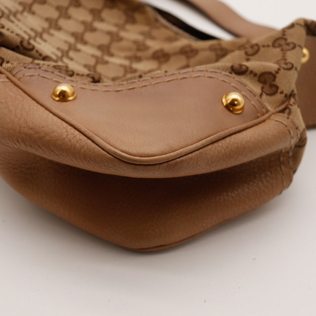Detail coin et clous dorés Gucci Hobo — AMANA Vintage