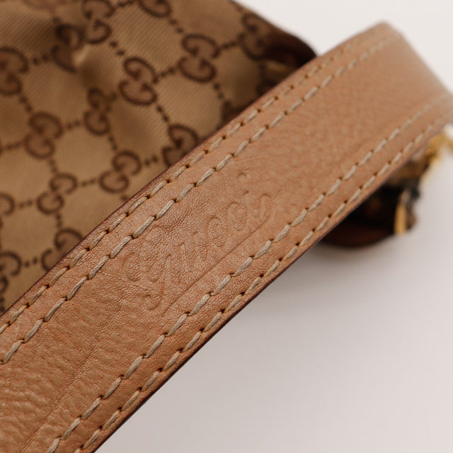 Detail anse cuir estampillée Gucci — AMANA Vintage