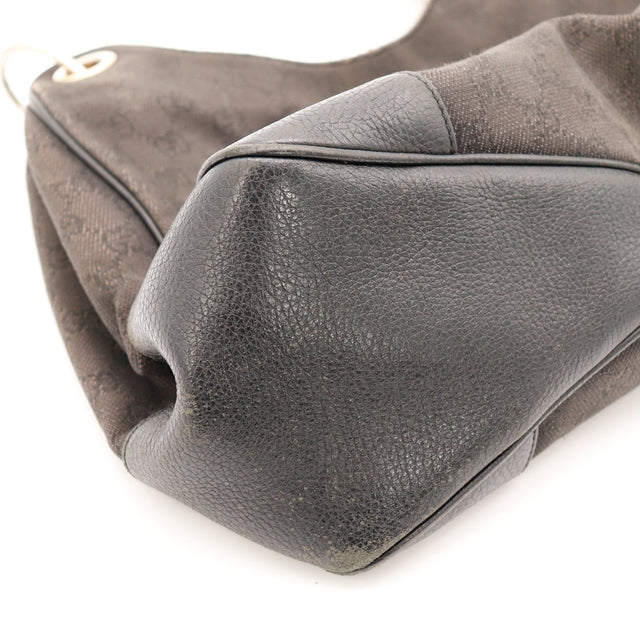 Détail coin cuir grené Gucci Hobo frottements occasion authentique — AMANA Vintage
