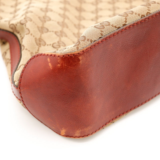 Détail coin cuir bordeaux Gucci Hobo frottements occasion authentique — AMANA Vintage