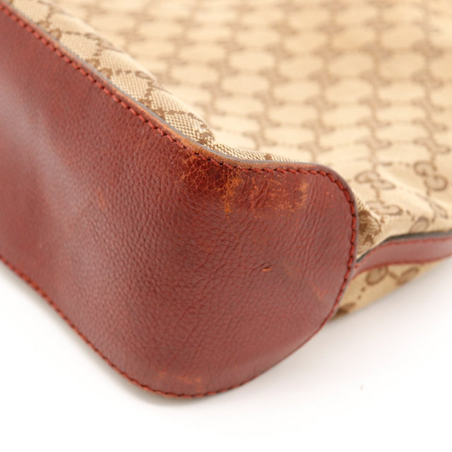 Détail angle cuir bordeaux Gucci Hobo traces d'usage occasion authentique — AMANA Vintage