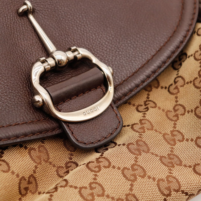 Détail fermoir mors argenté signé Gucci occasion authentique — AMANA Vintage