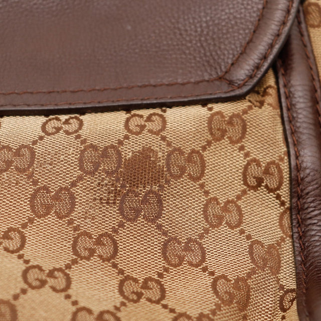 Détail tache légère sur toile sous le rabat Gucci Hobo Horsebit occasion authentique — AMANA Vintage