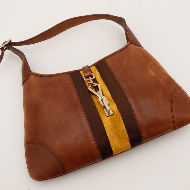Détail Gucci Hobo Web fermoir piston bande Web ocre marron close-up — AMANA Vintage