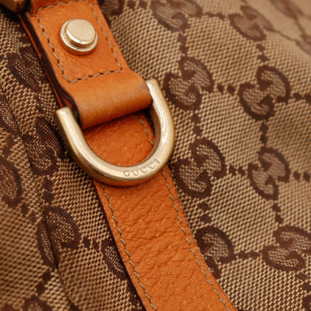 Détail anneau métallique signé Gucci sur garniture cuir occasion authentique — AMANA Vintage