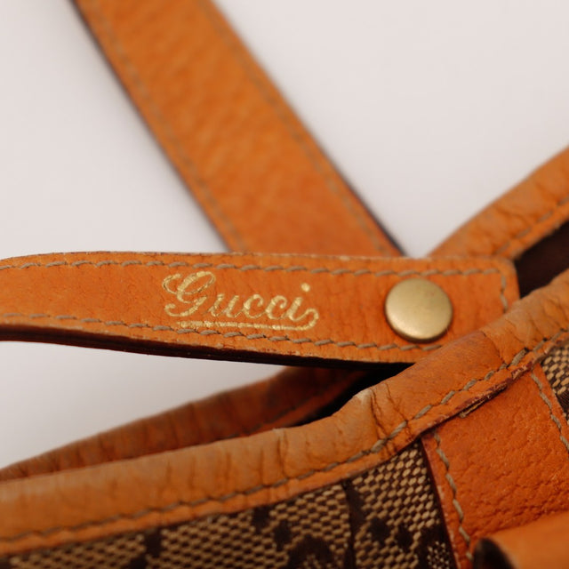 Détail anse cuir gravée Gucci occasion authentique — AMANA Vintage