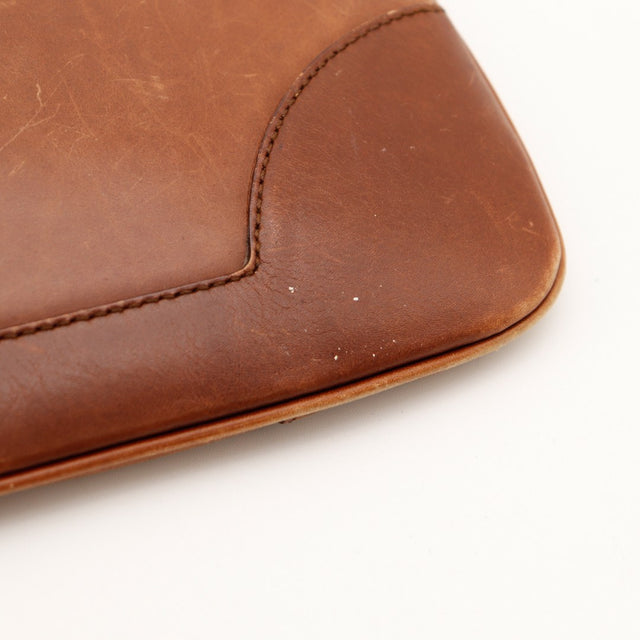 Détail coin inférieur Gucci Hobo Web frottements usure cuir marron — AMANA Vintage
